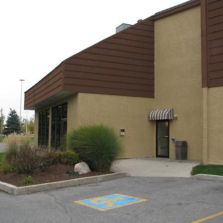 Travelodge By Wyndham Ottawa East מראה חיצוני תמונה