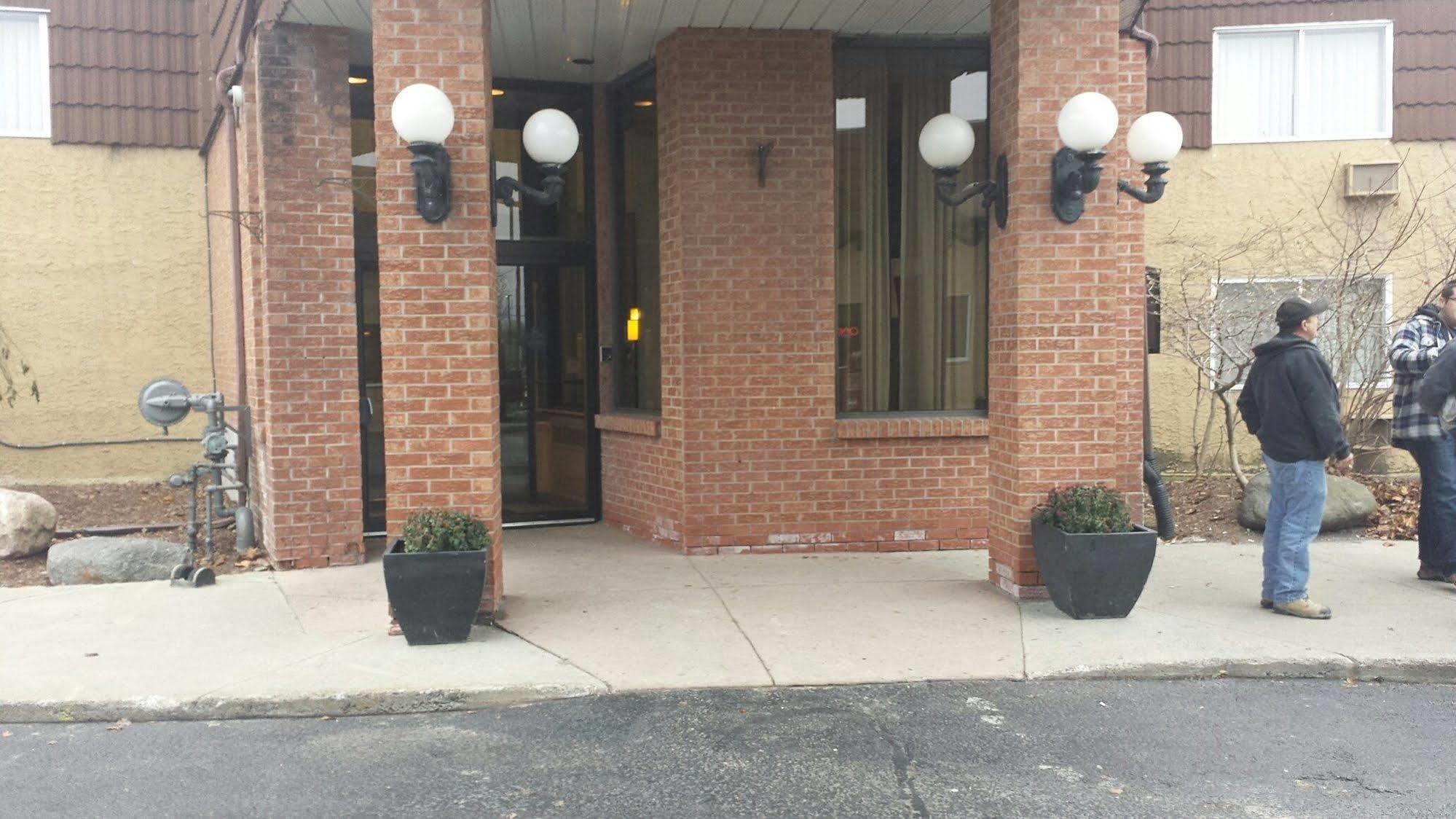 Travelodge By Wyndham Ottawa East מראה חיצוני תמונה