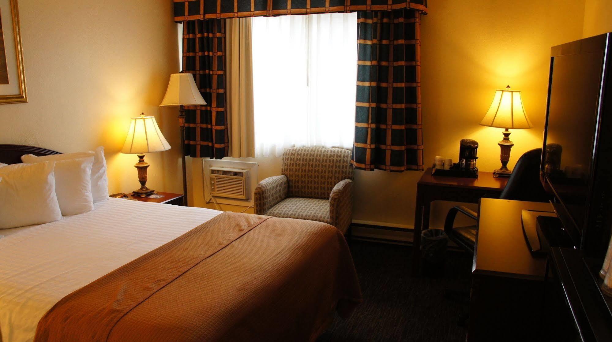 Travelodge By Wyndham Ottawa East מראה חיצוני תמונה