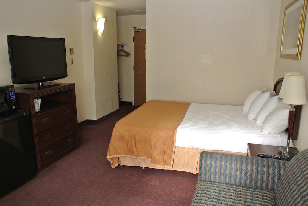 Travelodge By Wyndham Ottawa East מראה חיצוני תמונה